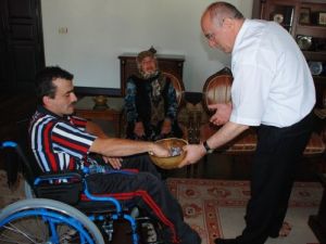 Engelli Aile Kendisine Yardım Eden Vali Özçimen'i Ziyaret Etti