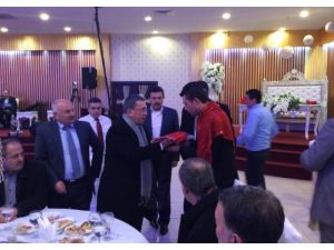 Başkan Çetin Askerlere Türk Bayrağı Ve Kur’an Hediye Etti