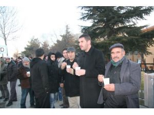 Mhp'li Aday, Sabah Soğukta Servis Bekleyen İşçilere Çorba Dağıttı