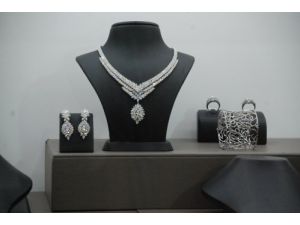 Milyon Dolarlık Pırlanta Göz Kamaştırıyor