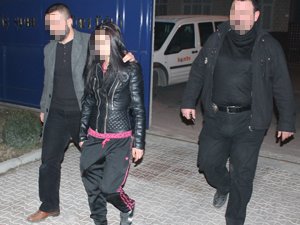 Kadın hırsız pişman olup polise teslim oldu