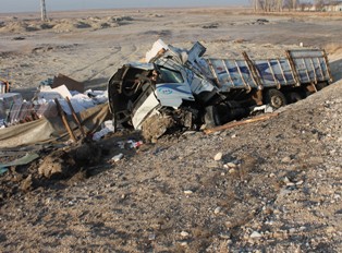 Ambalaj yüklü kamyon devrildi: 2 yaralı