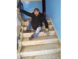 Ayaklarını Kullanamayan Engelli, Her Gün Dört Kat İnip Çıkmak Zorunda Kalıyor
