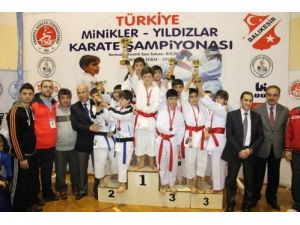 Erzurumlu Karateciler Madalya İle Döndü