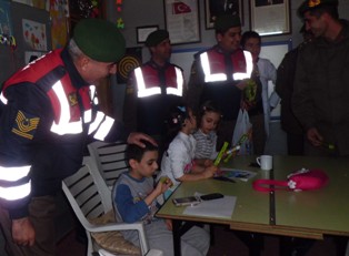 Jandarma'dan engelli öğrencilere ziyaret