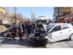 İki Otomobil Kafa Kafaya Çarpıştı: 3 Yaralı