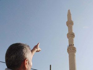 Depremde yıkılan minareler yapılıyor