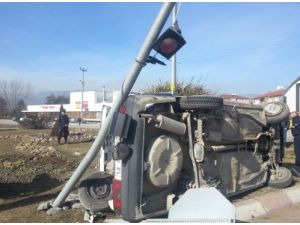 Trafik Işığını Fark Edemeyen Sürücü Kaza Yaptı