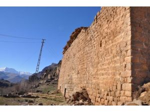 Defineciler Tarihi Kiliseyi Tahrip Etti