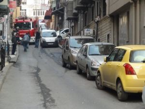 Aracı Sıkışan İtfaiyeciler, Yangına Koşarak Gitti