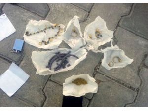 26 Asırlık Tarihi Takılar Yolcu Otobüsünde Ele Geçirildi