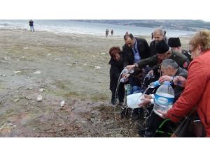 Engelliler, Kuruyan Sapanca Gölü’ne Bidon Ve Şişelerle Su Taşıdı