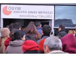 Ösym’nin Yeni Düzenlemesi Merkezlerin Önünde Uzun Kuyruklar Oluşturdu