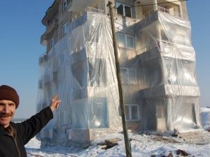 Apartmanı naylonlar kapladı