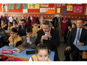 Diyarbakır Valisi Kıraç, Öğrencilere Süt Dağıttı