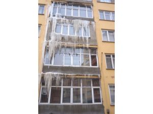 Soğuktan Evdeki Su Borusu Patladı, Apartmanda Buz Sarkıtları Oluştu