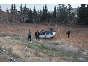 Takla Atıp Şarampole Yuvarlanan Kamyonetten Sağ Çıktılar