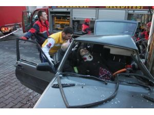 Direksiyon Hakimiyetini Kaybeden Bayan Sürücü Direğe Çarptı: 2 Yaralı