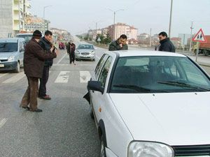 Kırmızı ışıkta bekleyen otomobile arkadan çarptı: 1 kişi yaralandı