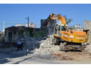 Kozan'da Yolu Daraltan Ev Yıkıldı