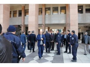 Adliye Önünde Kavga: 2 Yaralı, 15 Gözaltı