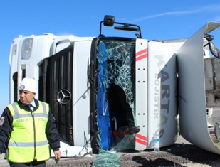 Konya'da TIR devrildi: 1 yaralı