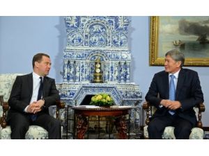 Atambayev Moskova'da Medevedev'le Görüştü