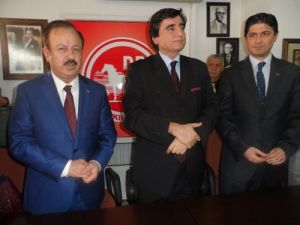 Ak Parti'den İstifa Eden Özdemir Turgut Dp Rozeti Taktı