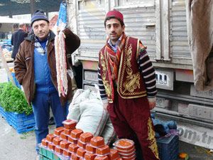 Okul harcını çemen satarak çıkarıyor