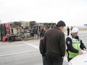 Altınekin'de pancar yüklü TIR devrildi