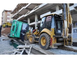 Devrilen Kamyonun Sürücüsü Hayatını Kaybetti