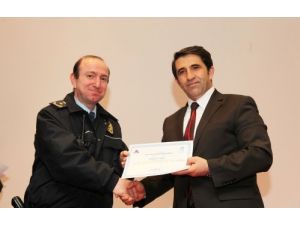 Ağrı'da Eğitim Seminerine Katılan Polislere Sertifika Verildi