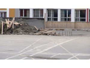 Şantiyeye Dönen Okul Bahçesi Tehlike Saçıyor