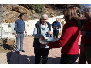 Belediye Başkanı Şahin, Hızır Lokması Dağıttı