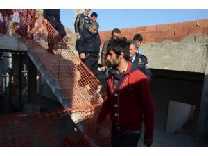 Paralarını Alamayan İnşaat İşçileri Çatıya Çıktı