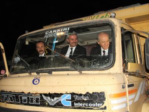 Devlet Bahçeli kamyon koltuğunda