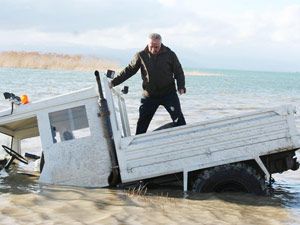 Beyşehir Gölü'nde araç balçığa saplandı
