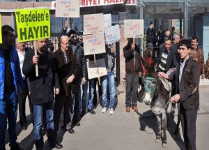 CHP Genel Merkezi önünde eşekli protesto