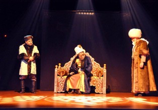 Meram'da "Kanuni ve Sinan" adlı tiyatro oyunu sahnelendi
