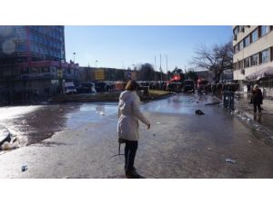 Polis, Meclis'e Yürümek İsteyen Eylemcilere Gaz Ve Suyla Müdahale Etti
