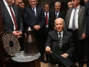 Bahçeli'den sosyal medyaya özel poz