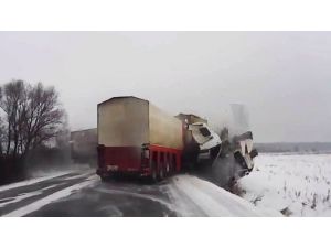 Rusya’da 2 Tır’ın Korkunç Kazası Kamerada