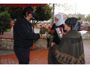 Manavgat Belediyesi Sevgililer Günü'nde 3 Bin Gül Dağıttı