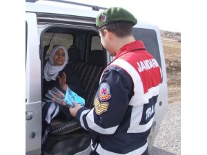 Jandarma Sürücülere Gül Takdim Etti