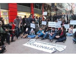 Gençler İnternet Yasasını Protesto Etti