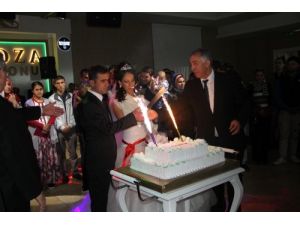 Kucaklarında Çocuklarıyla Sevgililer Günü'nde Yeniden Evlendiler