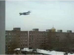 Rusya’da Binaların Üzerinden Uçan Askeri Uçak Paniğe Yol Açtı