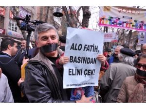 Gazeteciler, Sansürü Protesto İçin Eylem Yaptı