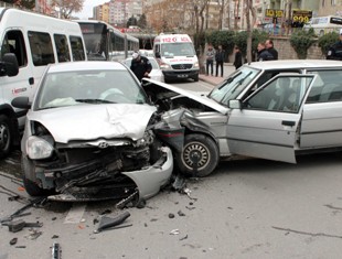 Otomobiller çarpıştı: 3 yaralı