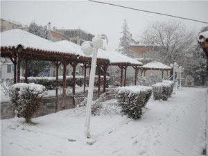 Karapınar'a düşen yılın ilk karı çiftçiyi sevindirdi
